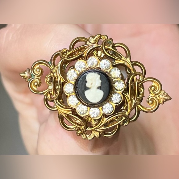 Vintage Coro brooch cameo rhinestones - Picture 4 of 10